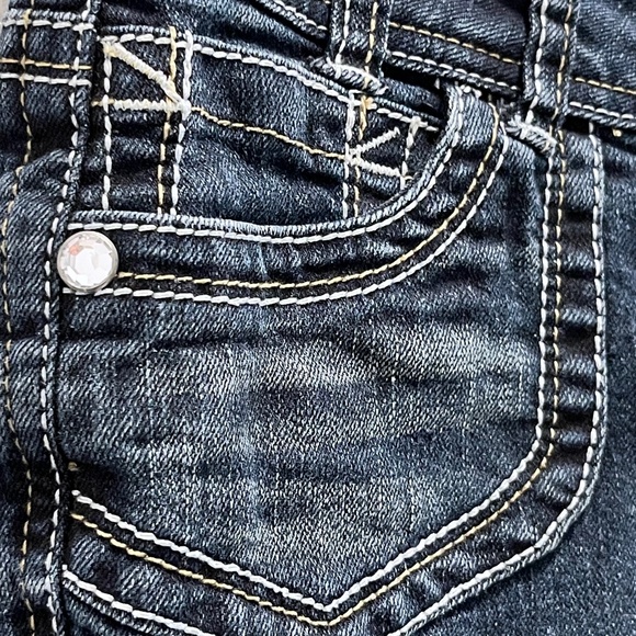 Women's No Boundaries Embellished Curvy Low Rise Jean Capri's (Junior, Size 9) - Picture 6 of 11